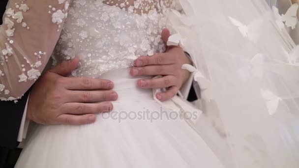 Пара весілля обіймала — стокове відео