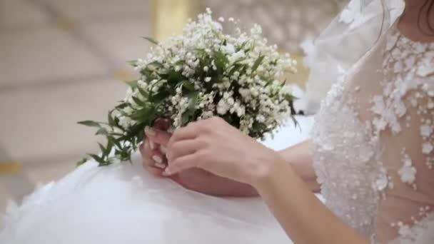 Mariée assise avec bouquet — Video