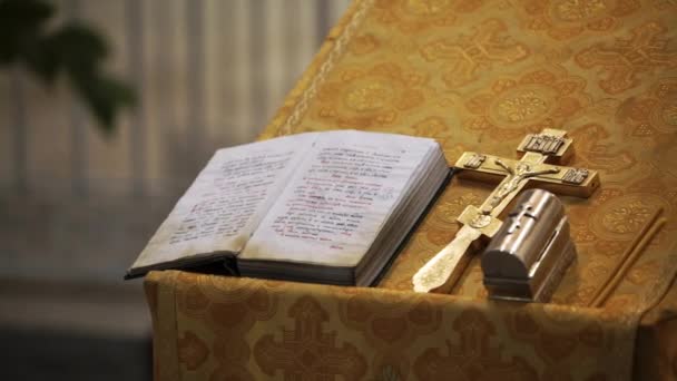 Kruis en Bijbel in kerk — Stockvideo