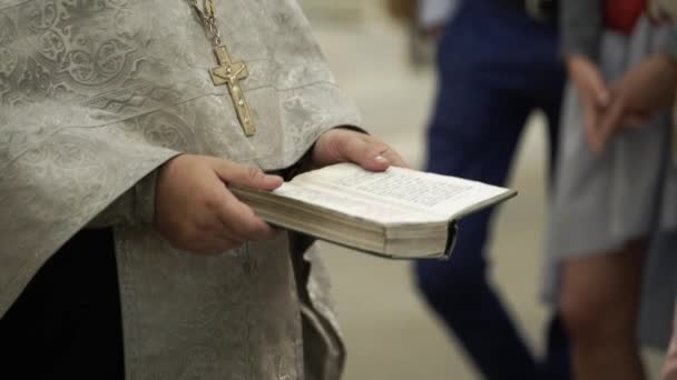 Sacerdote en la iglesia — Vídeos de Stock