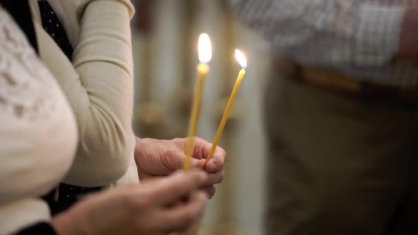 Pessoas com velas na igreja — Vídeo de Stock