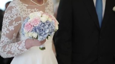 Gelin ve damat el ele tutuşuyorlar.
