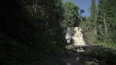 Gelinlik şelale yakınında