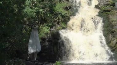 Gelinlik şelale yakınında