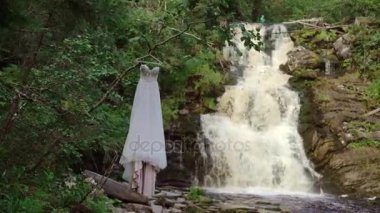 Gelinlik şelale yakınında