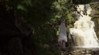 Gelinlik şelale yakınında