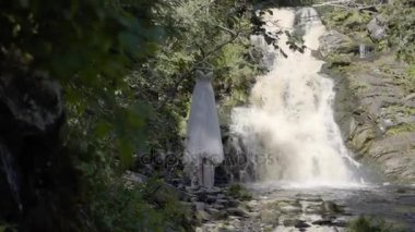 Gelinlik şelale yakınında