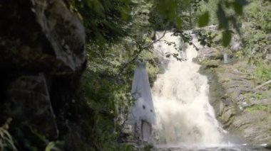 Gelinlik şelale yakınında