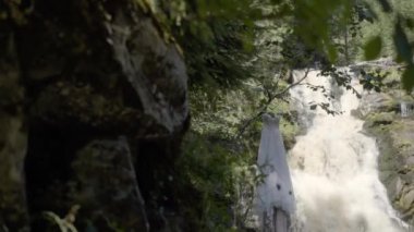 Gelinlik şelale yakınında