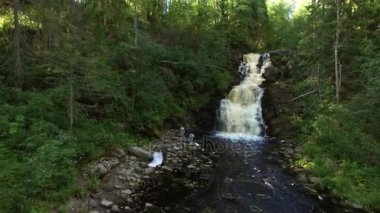 Şelale yürüyen genç Düğün çifti