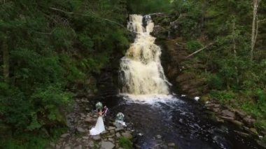 Şelale yürüyen genç Düğün çifti
