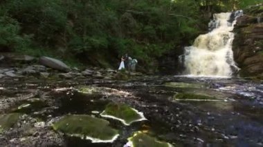 Şelale yürüyen genç Düğün çifti