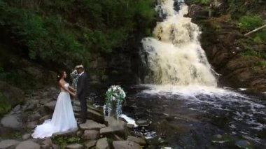 Şelale yürüyen genç Düğün çifti