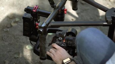 Karelya, Rusya - 14 Ağustos 2017: Kameraman steadicam kamera kurma