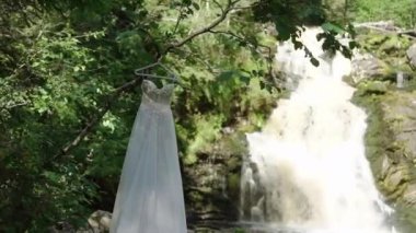 Gelinlik şelale yakınında