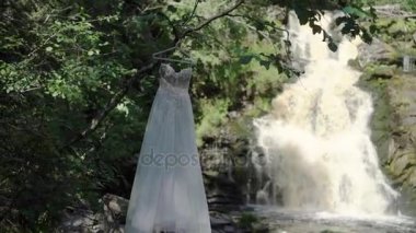 Gelinlik şelale yakınında