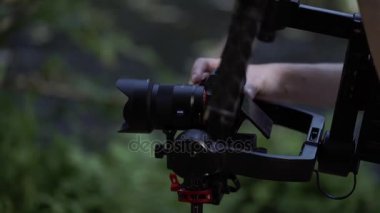 Karelya, Rusya - 14 Ağustos 2017: electornic steadicam ile video çekim genç adam