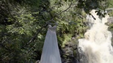 Gelinlik şelale yakınında