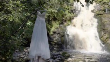 Gelinlik şelale yakınında