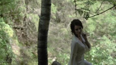 Genç ince kadın siluet bir ormanda