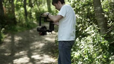 Genç adam electornic steadicam ile video çekim