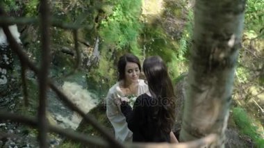 genç kadının makyaj yapması