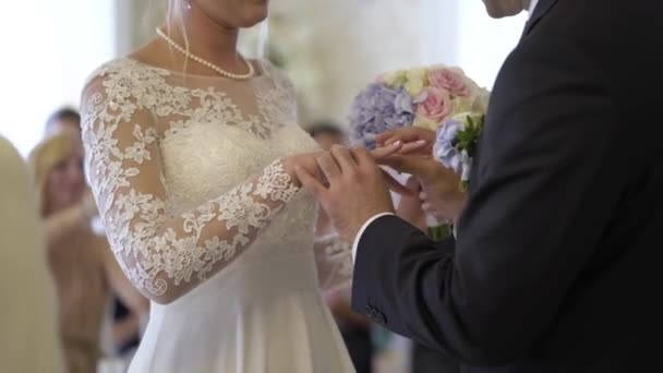 Bride and groom exchanging wedding rings — Stock Video