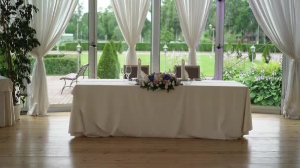 Composição de flores na mesa de casamento — Vídeo de Stock