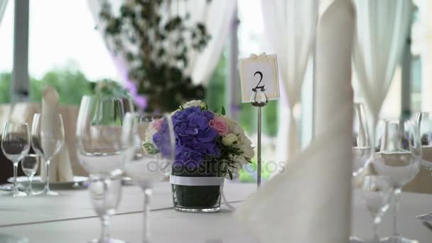 Композиция цветов на свадебном столе — стоковое видео