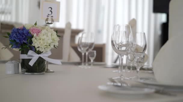 Bloemen samenstelling op bruiloft tafel — Stockvideo