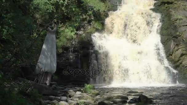 Suknia ślubna w pobliżu wodospad — Wideo stockowe