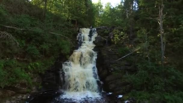 Jeune couple de mariage restant près de la cascade 
