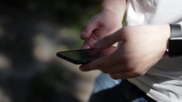 Jeune homme avec téléphone portable et montre intelligente 