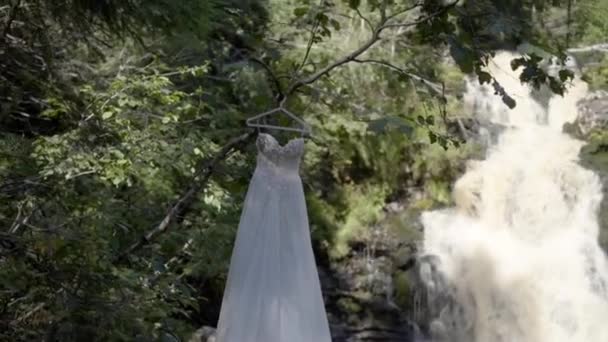 Robe de mariée près de cascade 