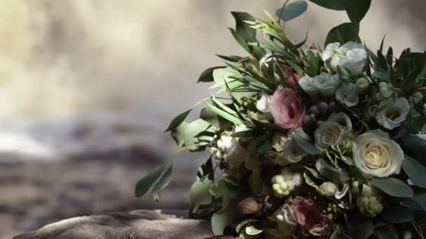 Bukiet kwiatów w pobliżu wodospad — Wideo stockowe