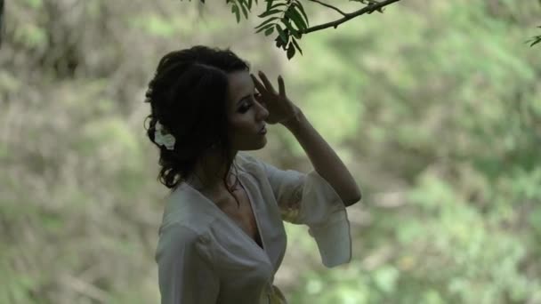 Giovane silhouette donna sottile in una foresta — Video Stock