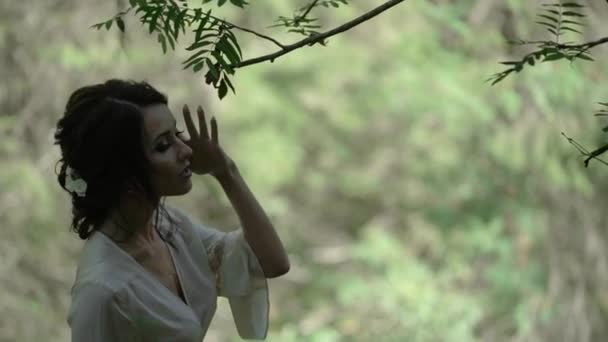 Tineri subțire femeie silueta într-o pădure — Videoclip de stoc