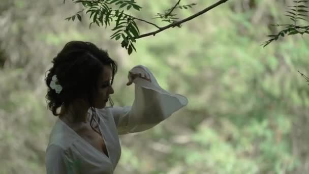 Giovane silhouette donna sottile in una foresta — Video Stock