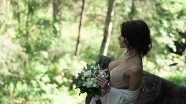 Genç kadın şelale soyunma