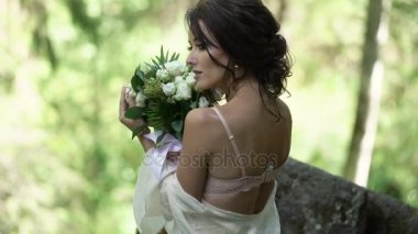 Genç kadın şelale soyunma