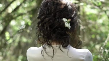 Genç kadın tourning çevresinde