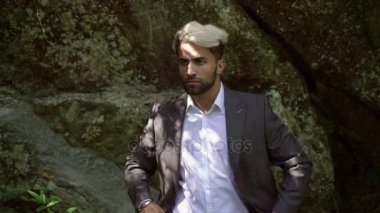 Klasik takım elbise poz içinde beyaz delikanlı