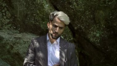 Klasik takım elbise poz içinde beyaz delikanlı