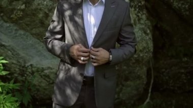 Klasik takım elbise poz içinde beyaz delikanlı