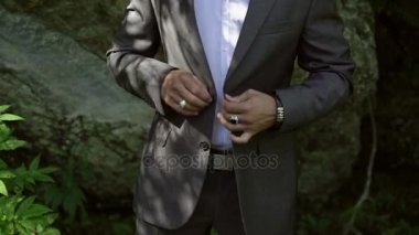 Klasik takım elbise poz içinde beyaz delikanlı