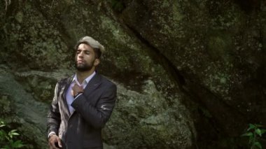 Klasik takım elbise poz içinde beyaz delikanlı