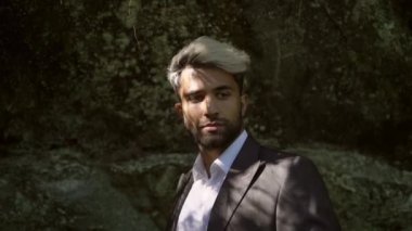 Klasik takım elbise poz içinde beyaz delikanlı