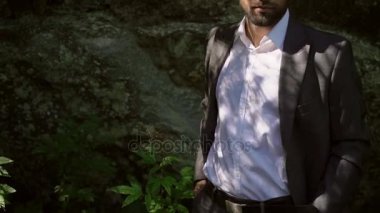 Klasik takım elbise poz içinde beyaz delikanlı