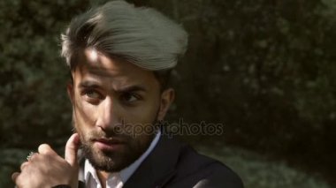 Klasik takım elbise poz içinde beyaz delikanlı