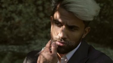 Klasik takım elbise poz içinde beyaz delikanlı